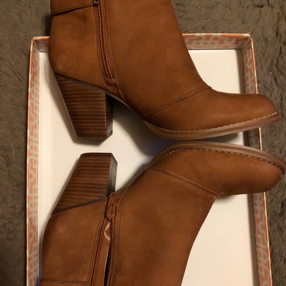Gianni Bini 8.5 Tan Ankle Boots - Picture 2 of 4